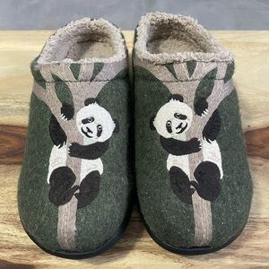 NWOT Women's Daybreak Scuffs, Motif Size 6